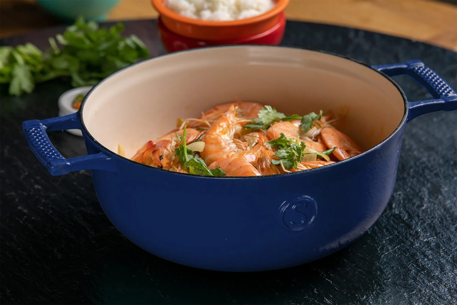 Saveur Selects Hapjespan Voyage - Classic Blue - ø 25 Cm / 3.3 Liter - Geëmailleerde Anti-aanbaklaag 4 Saveur Selects Hapjespan Voyage - Classic Blue - ø 25 Cm / 3.3 Liter - Geëmailleerde Anti-aanbaklaag - Afbeelding 2