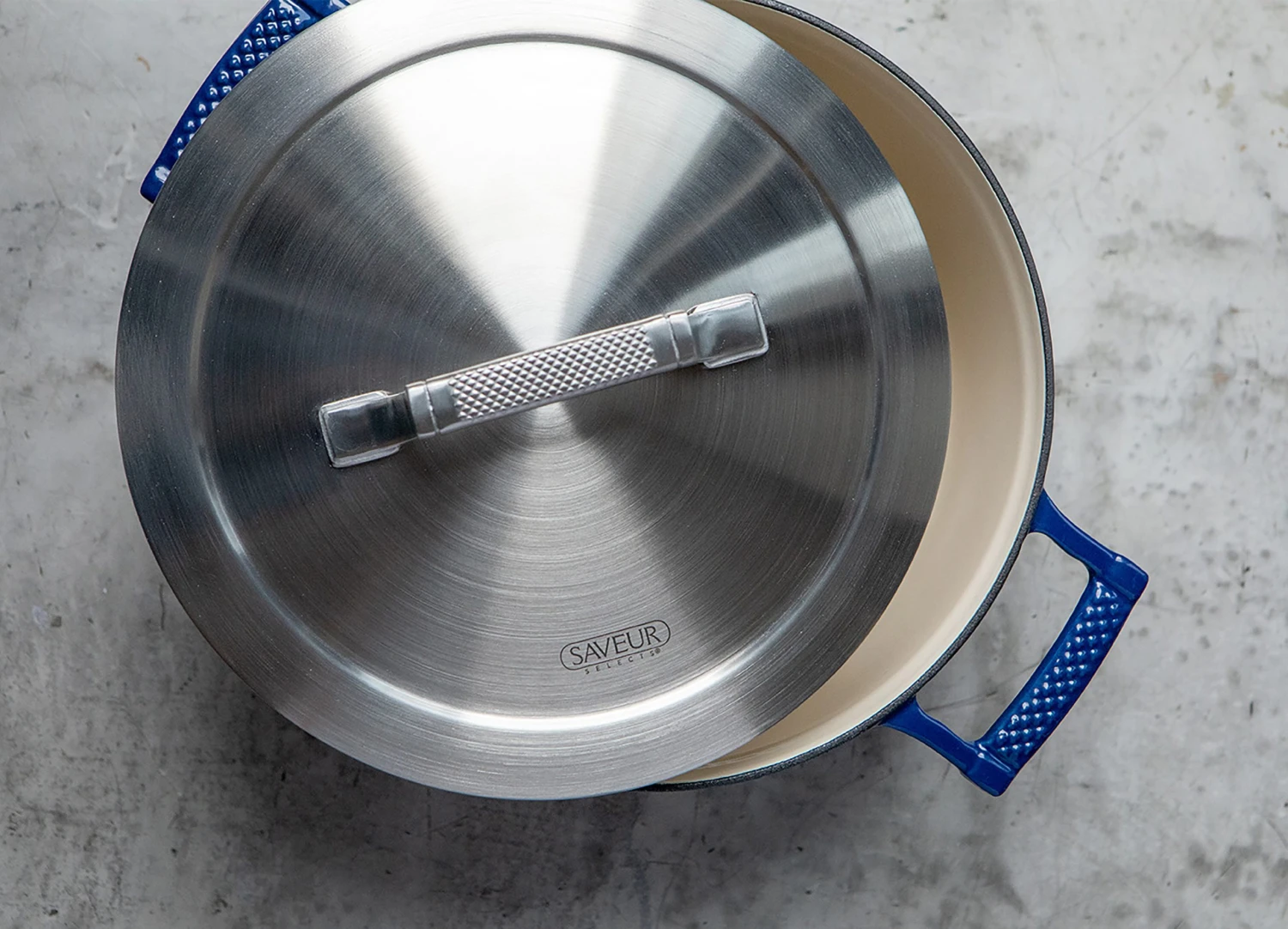 Saveur Selects Hapjespan Voyage - Classic Blue - ø 25 Cm / 3.3 Liter - Geëmailleerde Anti-aanbaklaag 7 Saveur Selects Hapjespan Voyage - Classic Blue - ø 25 Cm / 3.3 Liter - Geëmailleerde Anti-aanbaklaag - Afbeelding 5