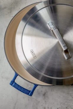 Saveur Selects Hapjespan Voyage - Classic Blue - ø 30 Cm / 4.2 Liter - Geëmailleerde Anti-aanbaklaag 13 Saveur Selects Hapjespan Voyage - Classic Blue - ø 30 Cm / 4.2 Liter - Geëmailleerde Anti-aanbaklaag -Keukenbenodigdheden Winkel 1 3 13 scaled 1