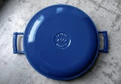 Saveur Selects Hapjespan Voyage - Classic Blue - ø 30 Cm / 4.2 Liter - Geëmailleerde Anti-aanbaklaag 11 Saveur Selects Hapjespan Voyage - Classic Blue - ø 30 Cm / 4.2 Liter - Geëmailleerde Anti-aanbaklaag -Keukenbenodigdheden Winkel 1 5 13 scaled 1