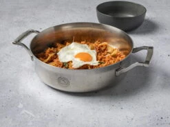 Saveur Selects Pannenset Voyage - TriPly RVS - 6 Delige Set -Keukenbenodigdheden Winkel 3QT Sauteuse Lifestyle 4 scaled 1