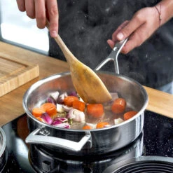 Demeyere Hapjespan Industry 5 - ø 24 Cm / 2.8 Liter + Deksel 13 Demeyere Hapjespan Industry 5 - ø 24 Cm / 2.8 Liter + Deksel -Keukenbenodigdheden Winkel 40850 681 0 Product In Use OS 750x750 1 1