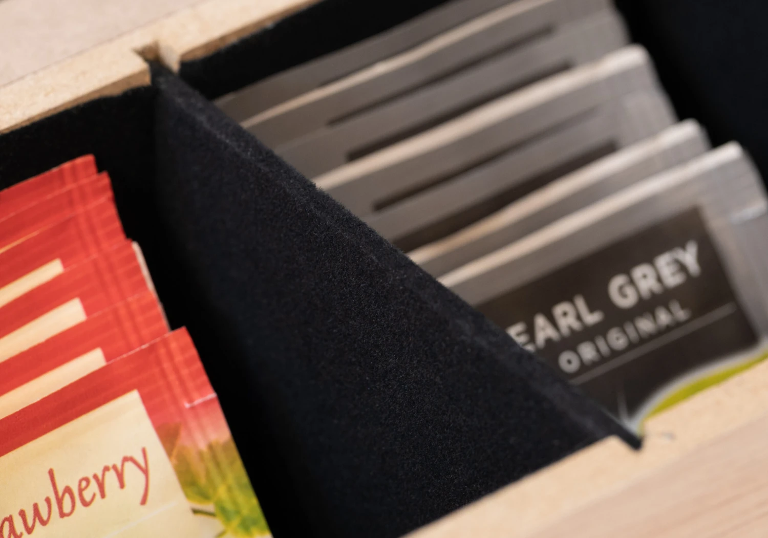 Sakura Tea Theedoos - Hout - 6-vaks - Met Fluweel - 24 X 16 Cm 7 Sakura Tea Theedoos - Hout - 6-vaks - Met Fluweel - 24 X 16 Cm - Afbeelding 5