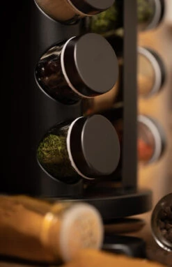 Blackwell Kruidenrek / Kruidencarrousel - Inclusief 12 Kruidenpotjes - Zwart 11 Blackwell Kruidenrek / Kruidencarrousel - Inclusief 12 Kruidenpotjes - Zwart -Keukenbenodigdheden Winkel COOK4402