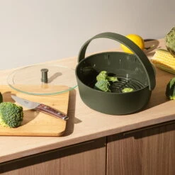 Eva Solo Stoommandje Voor Magnetron Green Tools ø 22 X 9 Cm 9 Eva Solo Stoommandje Voor Magnetron Green Tools ø 22 X 9 Cm -Keukenbenodigdheden Winkel Eva Solo Green Tool Daempfer fuer die Mikrowelle Situation 2