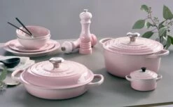 Le Creuset Braadpan Signature - Campagnard - Shell Pink - ø 26 Cm / 2.2 Liter -Keukenbenodigdheden Winkel le creuset shell pink sfeerbeeld