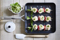 Le Creuset Grillpan Les Forgées TNS - 28 X 28 Cm - Standaard Anti-aanbaklaag -Keukenbenodigdheden Winkel le creuset grillpan 28cm sfeer