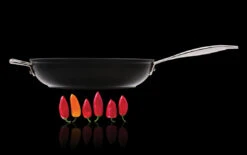 Le Creuset Sauteerpan Les Forgées TNS - ø 28 Cm / 3.2 Liter - Standaard Anti-aanbaklaag -Keukenbenodigdheden Winkel le creuset sauteerpan 28cm donker