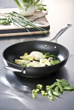 Le Creuset Sauteerpan Les Forgées TNS - ø 30 Cm / 3.7 Liter - Standaard Anti-aanbaklaag -Keukenbenodigdheden Winkel le creuset sauteerpan 28cm eten