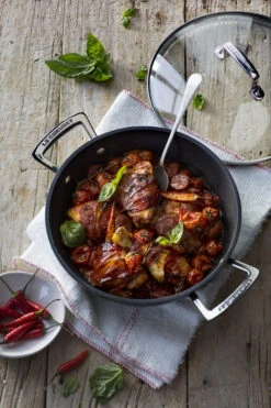 Le Creuset Hapjespan Met Deksel - Les Forgées TNS - ø 24 Cm / 2.3 Liter - Standaard Anti-aanbaklaag -Keukenbenodigdheden Winkel le creuset sauteerpan met deksel 24cm sfeer2