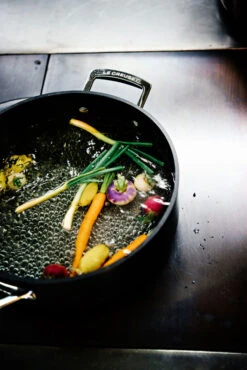 Le Creuset Hapjespan Les Forgées TNS - ø 26 Cm / 4 Liter - Standaard Anti-aanbaklaag -Keukenbenodigdheden Winkel le creuset sauteerpan recht 26cm eten