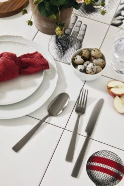 Sambonet Bestekset Flat - Zwart - 24 Delig / 6 Personen -Keukenbenodigdheden Winkel sambonet bestekset flat zwart sfeer3