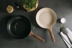 Sambonet Wokpan Rock 'n' Rose - Creme - ø 28 Cm - Standaard Anti-aanbaklaag -Keukenbenodigdheden Winkel sambonet pannen rock n rose sfeer2 2