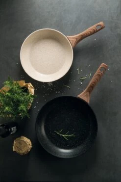 Sambonet Wokpan Rock 'n' Rose - Zwart - ø 28 Cm - Standaard Anti-aanbaklaag 10 Sambonet Wokpan Rock 'n' Rose - Zwart - ø 28 Cm - Standaard Anti-aanbaklaag -Keukenbenodigdheden Winkel sambonet pannen rock n rose sfeer3