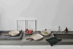 Sambonet Hapjespan Rock 'n' Rose - Creme - ø 28 Cm / 3.6 Liter - Standaard Anti-aanbaklaag -Keukenbenodigdheden Winkel sambonet rock n rose sfeer4