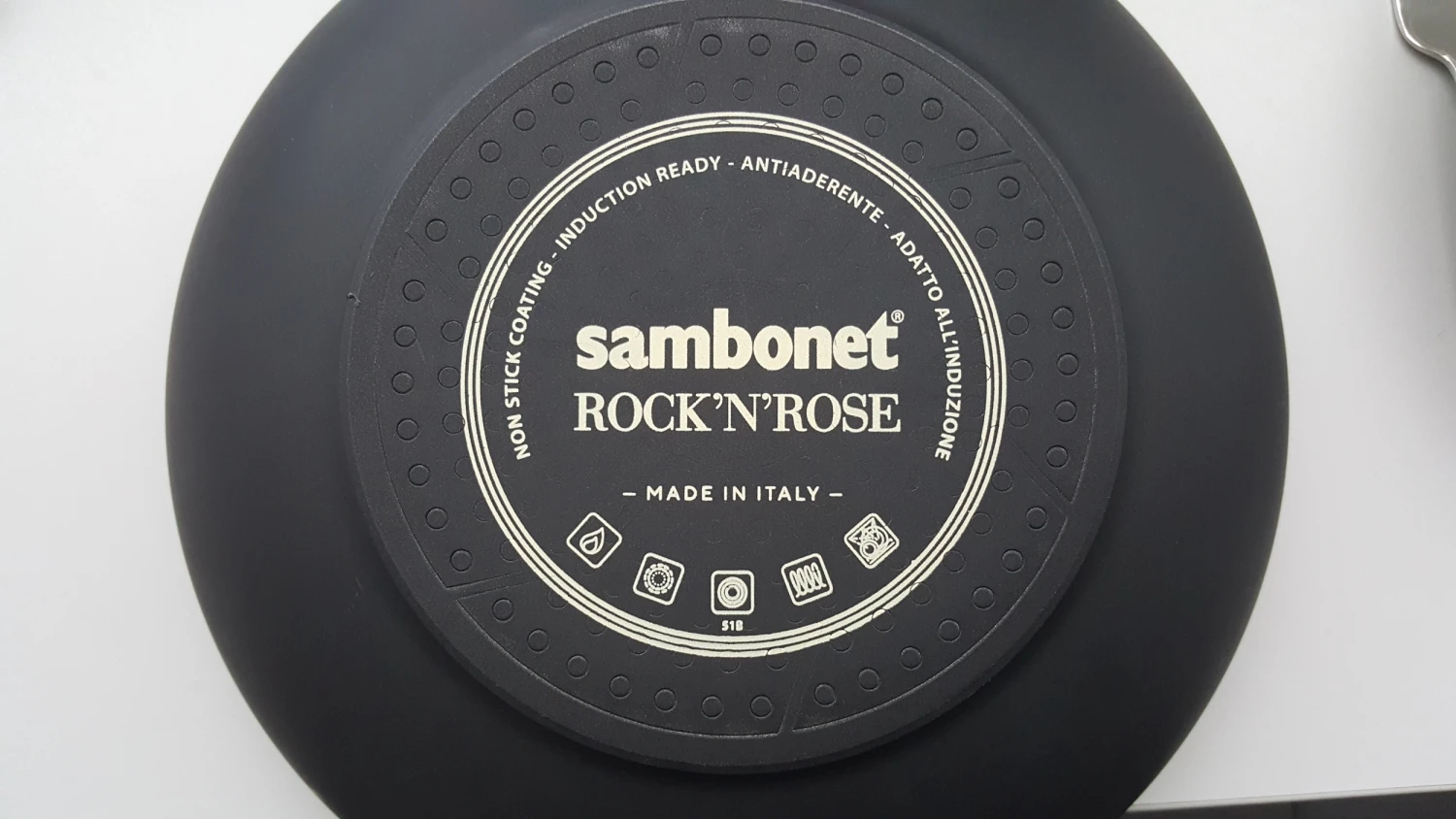 Sambonet Wokpan Rock 'n' Rose - Zwart - ø 28 Cm - Standaard Anti-aanbaklaag 7 Sambonet Wokpan Rock 'n' Rose - Zwart - ø 28 Cm - Standaard Anti-aanbaklaag - Afbeelding 5