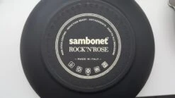 Sambonet Hapjespan Rock 'n' Rose - Zwart - ø 28 Cm / 3.6 Liter - Standaard Anti-aanbaklaag -Keukenbenodigdheden Winkel sambonet rock n rose achterkant 1 4
