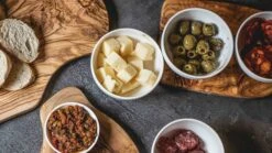 Jay Hill Serveerplank Tunea Olijfhout Schors 29 - 31 Cm -Keukenbenodigdheden Winkel tunea 21 1 2